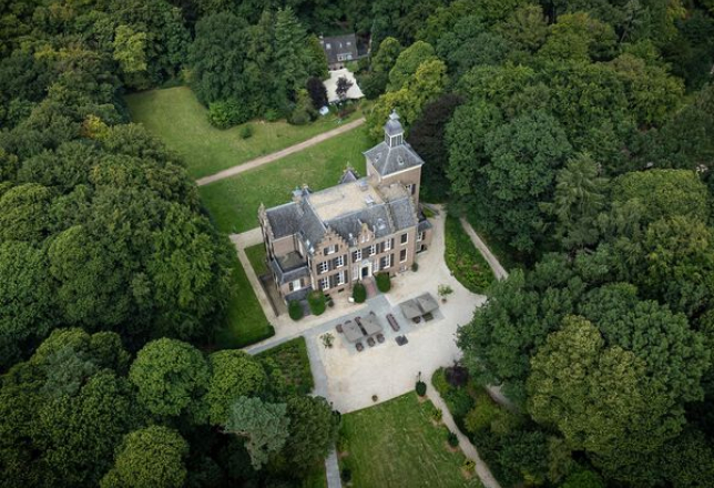 Ons historische Maarten Maartenhuis, hier kunt u vergaderen of exclusief dineren in een van de stijlkamers.