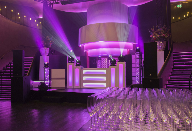 Champagneflutes in zaal New York van ReeHorst