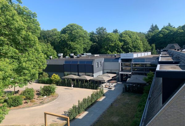 Het Paviljoen gebouw heeft 8 vergaderzalen, de congreszaal met capaciteit tot 500 mensen, 110 hotelkamers en het restaurant samen met de bar. 