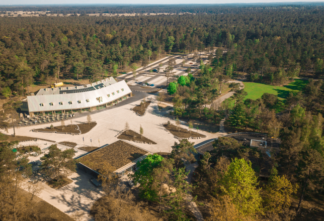 Het Park Paviljoen van Het Nationale Park De Hoge Veluwe ligt midden in de bossen