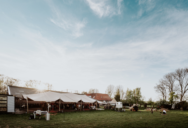 Stretchtent op het veld 