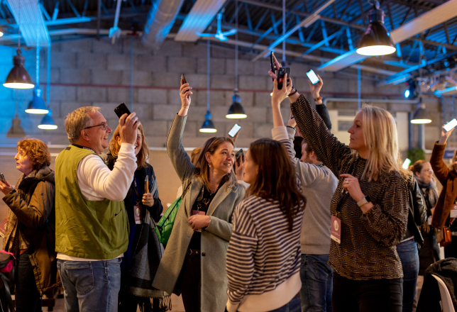 Groep mensen spelen de Ice Breaker activiteit van The Box Company