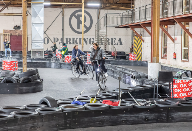 Fietsen op de kartbaan van DeFabrique