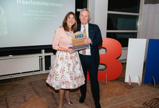 Marja Ruigrok ontvangt prijs