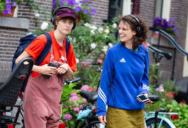 oorzaken festival: meiden met koptelefoon tijdens een audiotour