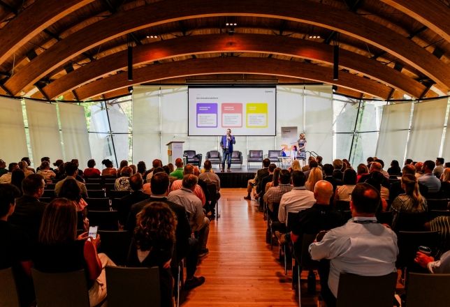 Mensen in congreszaal