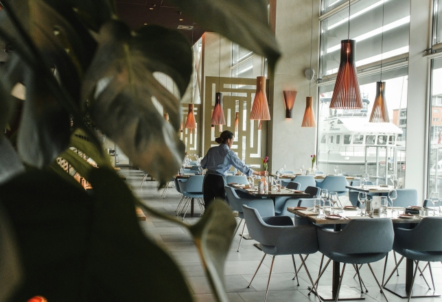 Vrouw in restaurant