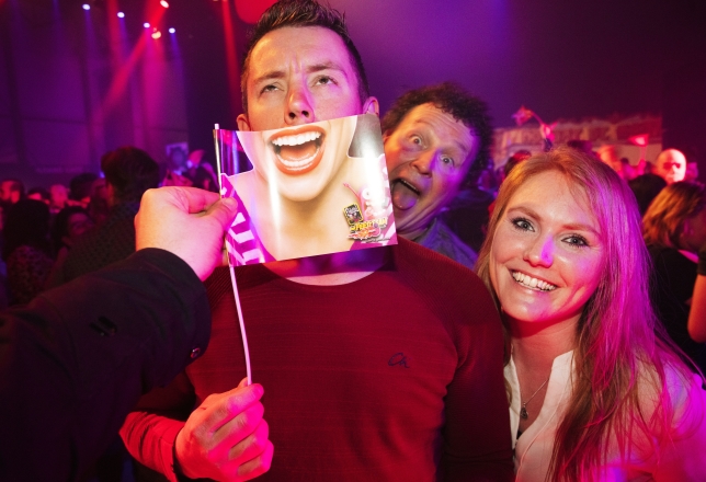Personen op bedrijfsfeest