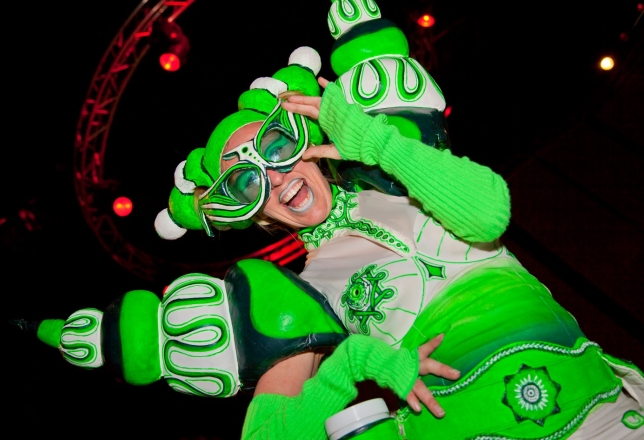 Vrouw in felgroene outfit