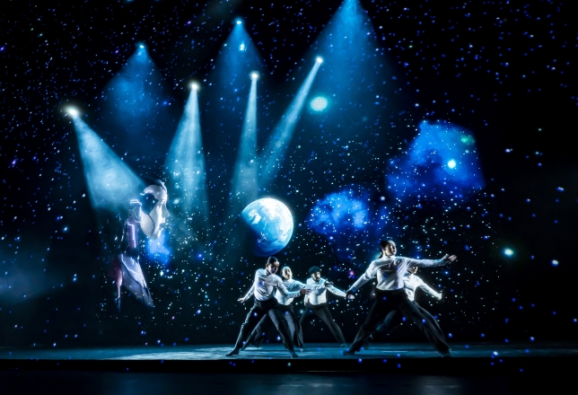 Dansende mensen op podium