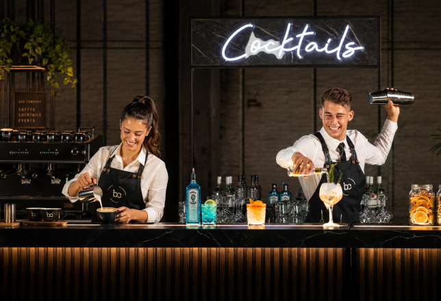 Een barista en cocktail bartender van Bar Company die werken op een event