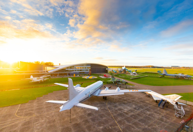 Het buitenterrein van Luchtvaartmuseum Aviodrome
